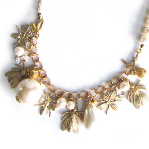 Mouche Charm Pearl Necklace